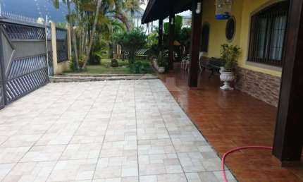 Casa ISOLADA no Florida, 7 dormitórios, 7 vagas, piscina, edícula, confira em Praia Grande.