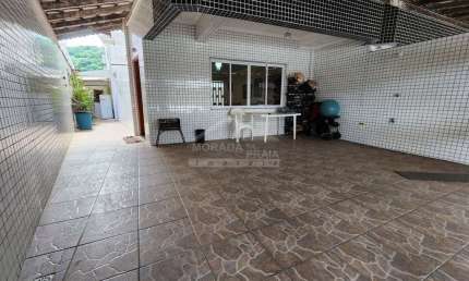 Sobrado no Canto do Forte, 3 dormitórios, sacada, quintal, confira na imobiliária Morada na Praia.