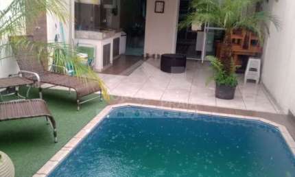 Sobrado geminado no Canto do Forte, 4 dormitórios, 2 suítes, piscina, confira em Praia Grande.