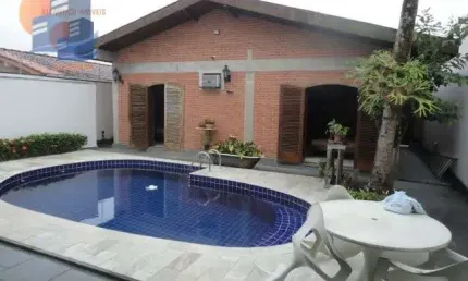 Casa Moderna Bem Localizada c/ Edícula e Piscina Enseada Guarujá