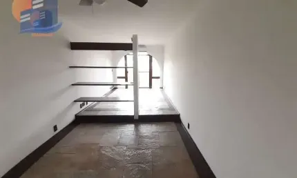 Apartamento c/ Ótima Localização Apenas 400 Metros da Praia Enseada.