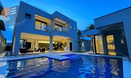 Excelente Sobrado novo frente praça, mobiliado com design moderno e sofisticado!