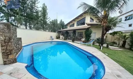 Linda e Moderna Casa apenas Uma Quadra da Praia Enseada