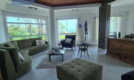 CASA EM CONDOMÍNIO, COM LINDA VISTA AO MAR E AO VERDE!