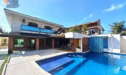 Casa Sobrado 04 Suítes, Quintal amplo com Piscina e churrasqueira!