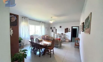 Apartamento Amplo com Ótima Localização Lado Praia Guarujá.