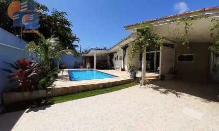 Casa Térrea Aconchegante com Excelente Localização a 250 Metros do Mar.