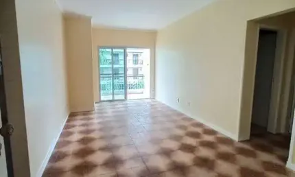 Amplo apartamento apenas 3 quadras da praia enseada.
