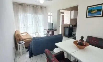 Apartamento Reformado Apenas 3 Quadras da Praia Enseada.