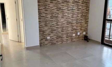 Reformado em Guarujá com móveis planejados e piscina no condomínio!