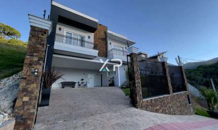 Casa na Pedra Branca com 4 suítes, 5 banheiros e 2 vagas de garagem