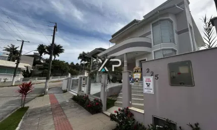 Casa na Pedra BRanca a venda com 4 quartos sendo 1 suíte, 3 banheiros e 2 vagas de garagem