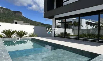 Casa no Reserva da Pedra com 3 quartos sendo 3 suítes, piscina e 2 vagas de garagem cobertas