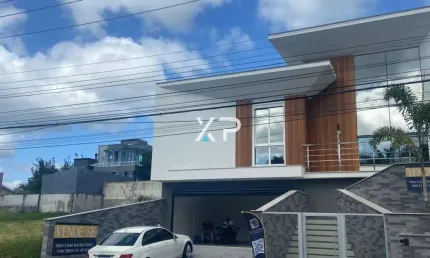 Casa na Pedra Branca com 3 suítes, 4 banheiros e 2 vagas de garagem