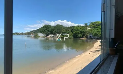 Casa no Centro de São José com acesso exclusivo para barco.