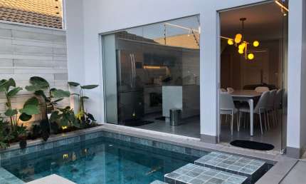 Vendo Sobrado Alto padrão com Piscina - Semi-Mobiliado - Jardim Novo Oasis - Maringá-PR.