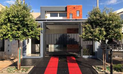 Ótimo sobrado Jd. Alvorada - 3 quartos (Suíte + 2) + Casa dos fundos com (1 suíte + 1 quarto) ideal para hospedes ou alugar.