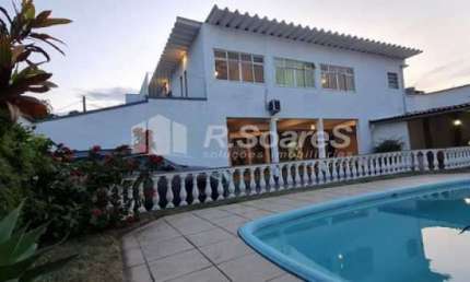 Casa em condomínio fechado com 5 quartos à venda na Rua Desembargador Gastão Macedo, Praça Seca, Rio de Janeiro, 551 m2 por R$ 910.000