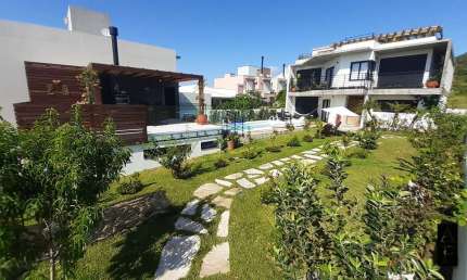 Casa em Garopaba com Terreno Amplo e Piscina Aquecida