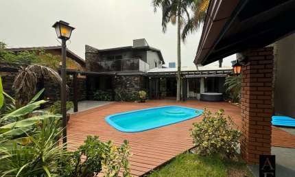 Casa à Venda em Garopaba/SC Próxima ao Mar com Quatro Suítes