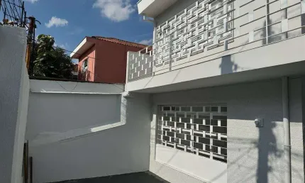 Imperdível: Casa à venda em São Paulo-SP, Vila Basileia - 3 quartos, 2 banheiros, 4 vagas de garagem, 150 m² de área.