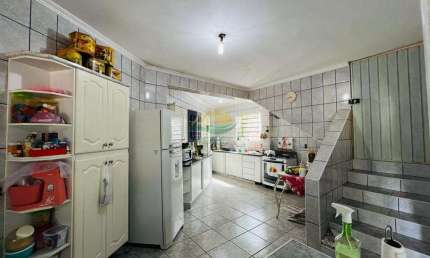 Casa com duas Salas excelentes, cozinha azulejada, três quartos e garagem em Terra Preta SP/.
