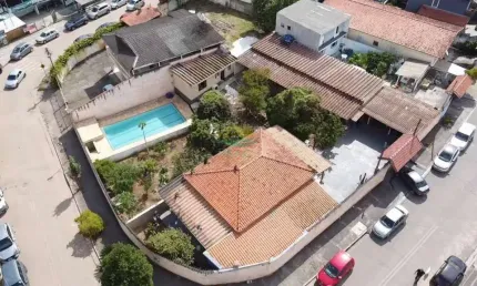 Casas em um ótimo terreno para construir salas comerciais ou qualquer tipo de comércio em ponto estratégico bem comercial.