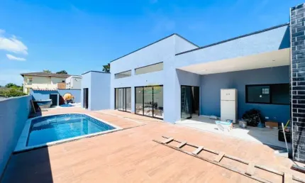 Casa de Alto Padrão com 03 dormitórios à venda em Atibaia SP