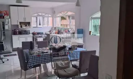 Lindo Sobrado 3 dormitórios, 3 suítes, 6 vagas e uma edícula nos fundos