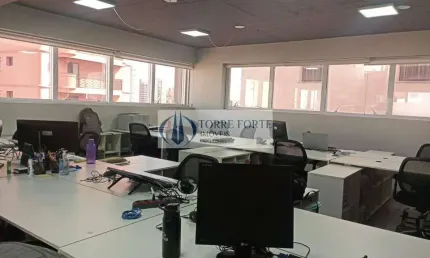 Sala comercial de 74 metros com ótima localização e estrutura