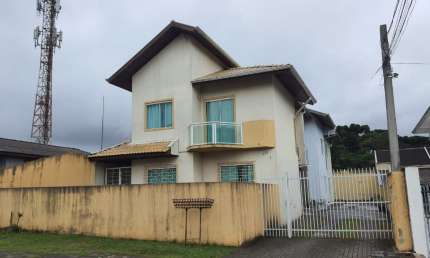 Sobrado para venda possui 101 metros quadrados com 3 quartos em Pinheirinho - Curitiba - PR