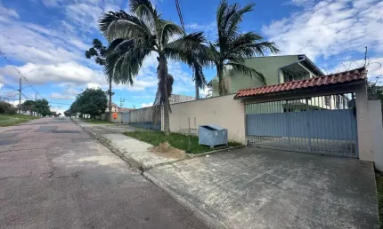 Sobrado com 3 quartos em condomínio no Pinheirinho - Cód. 06.093
