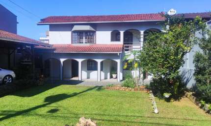 Vendo Sobrado Jardim Iririu uma suite e dois dormitórios.