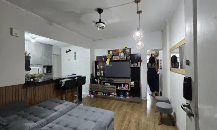 JOSÉ MENINO – VENDA – SALA LIVING 49 AU-  DIVIDIDA  EM UM DORM – PRÓXIMO À PRAIA – ELEVADOR - 1 VG
