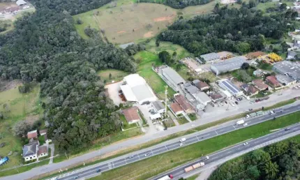 Área comercial/industrial - zoneamento cue  (frente) e zpfv (fundos)