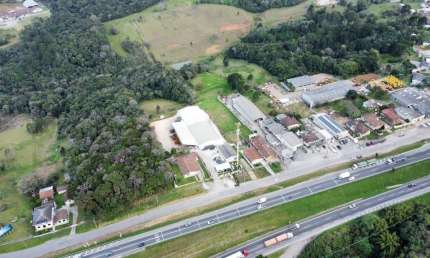 Área Comercial/Industrial - Zoneamento CUE  (frente) e ZPFV (fundos)