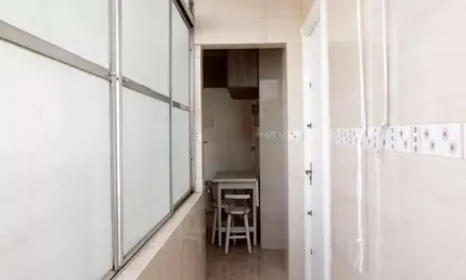 •Imóvel aconchegante à venda com 2 quartos, 1 quarto para empregada e 1 banheiro no total.