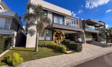 Casa com 304m² em condomínio fechado no Bairro Uberaba.