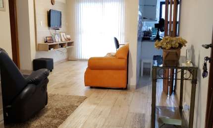 Apartamento com Sacada Piscina Guilhermina/ Aceita Permuta por apartamento de 1 Dormitório.
