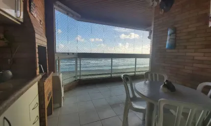Deslumbrante ap 100% frente mar varanda gourmet churrasqueira a carvão. 2 vagas