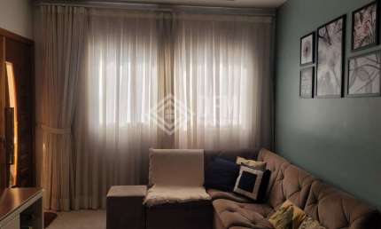 Belíssima Casa Térrea à venda na Villa Dí César em César de Souza, Mogi das Cruzes, SP, com 3 dormitórios, sendo 1 suíte e cozinha integrada com móveis planejados.
