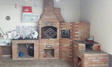 Casa Sobrado à venda no bairro Conjunto Habitacional Antônio Bovolenta em Mogi das Cruzes, com 3 dormitórios, sendo 1 suíte com banheira, cozinha com planejados e espaço gourmet