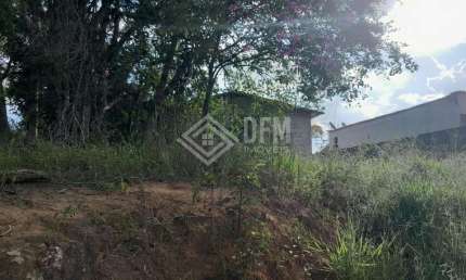 Casa Chalé em construção com cômodos amplos e ensolarada