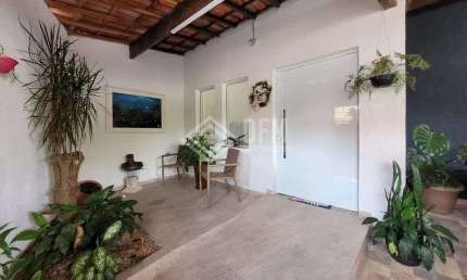 Casa à venda no bairro Vila Nova Socorro, com 3 dormitórios, sendo 1 suíte, espaço para festas e escritório.