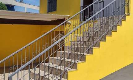 Casa Sobrado à venda no bairro Vila Lavínia em Mogi das Cruzes, SP, com 3 dormitórios, sendo 1 suíte.