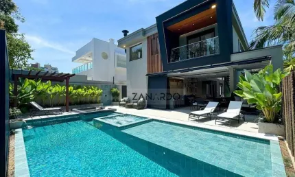 Casa à venda próxima à praia no condomínio da Riviera de São Lourenço
