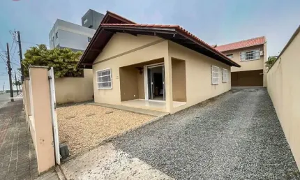 Terreno com 2 edificações independentes a 170 metros do mar, localizado no bairro meia praia