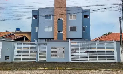 Excelente oportunidade, apartamento averbado no centro de navegantes, localizado a 500 metros da praia.
