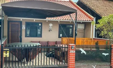 Casa geminada com 02 dormitórios, averbada - no bairro itacolomi em balneário piçarras!!