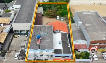 Terreno com edificação residencial e comercial na avenida central de navegantes